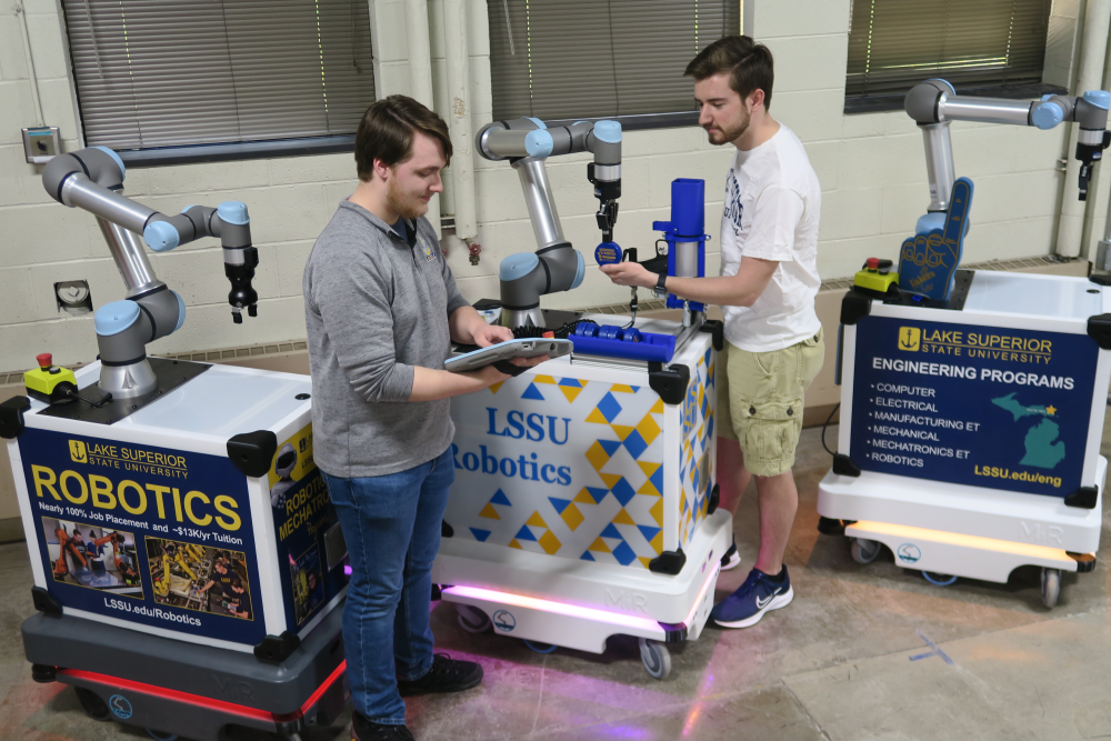 MiR-UR robots with students_SM